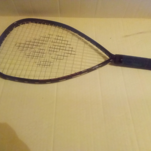 Ektelon Elantra GraphiteTennis Raquet with Case - Picture 9 of 16